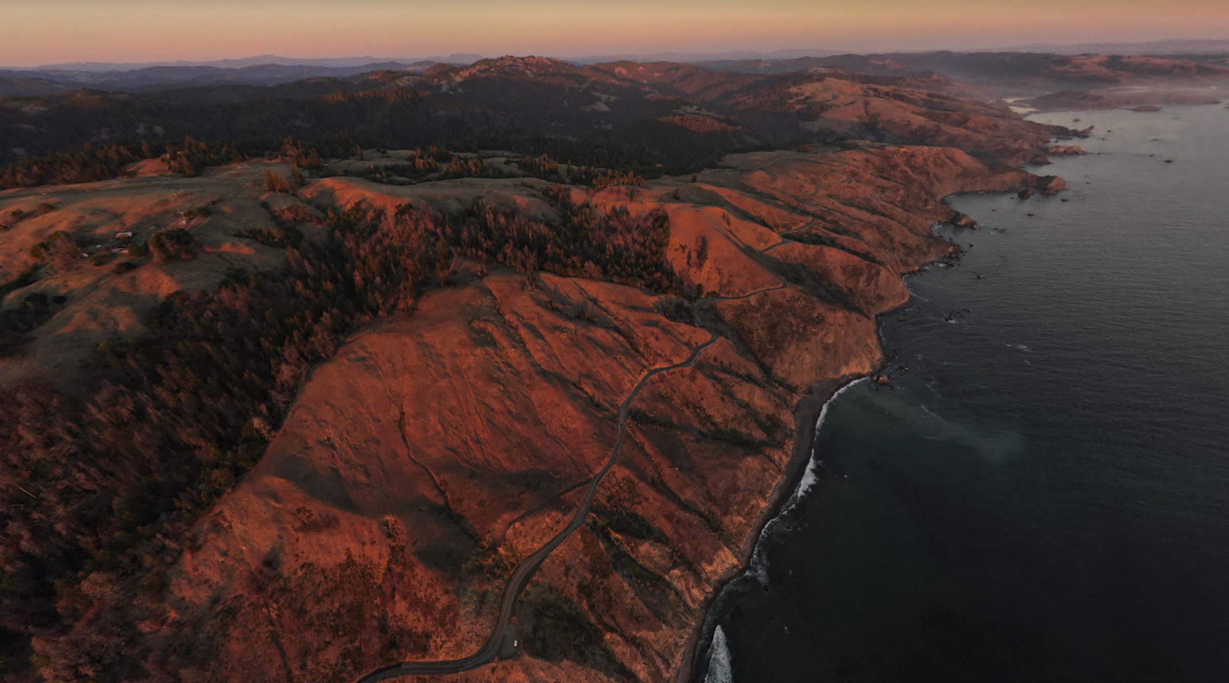 L'autostrada costiera ondulata e tortuosa Highway 1 / Route 101 in California dall'aria con il drone