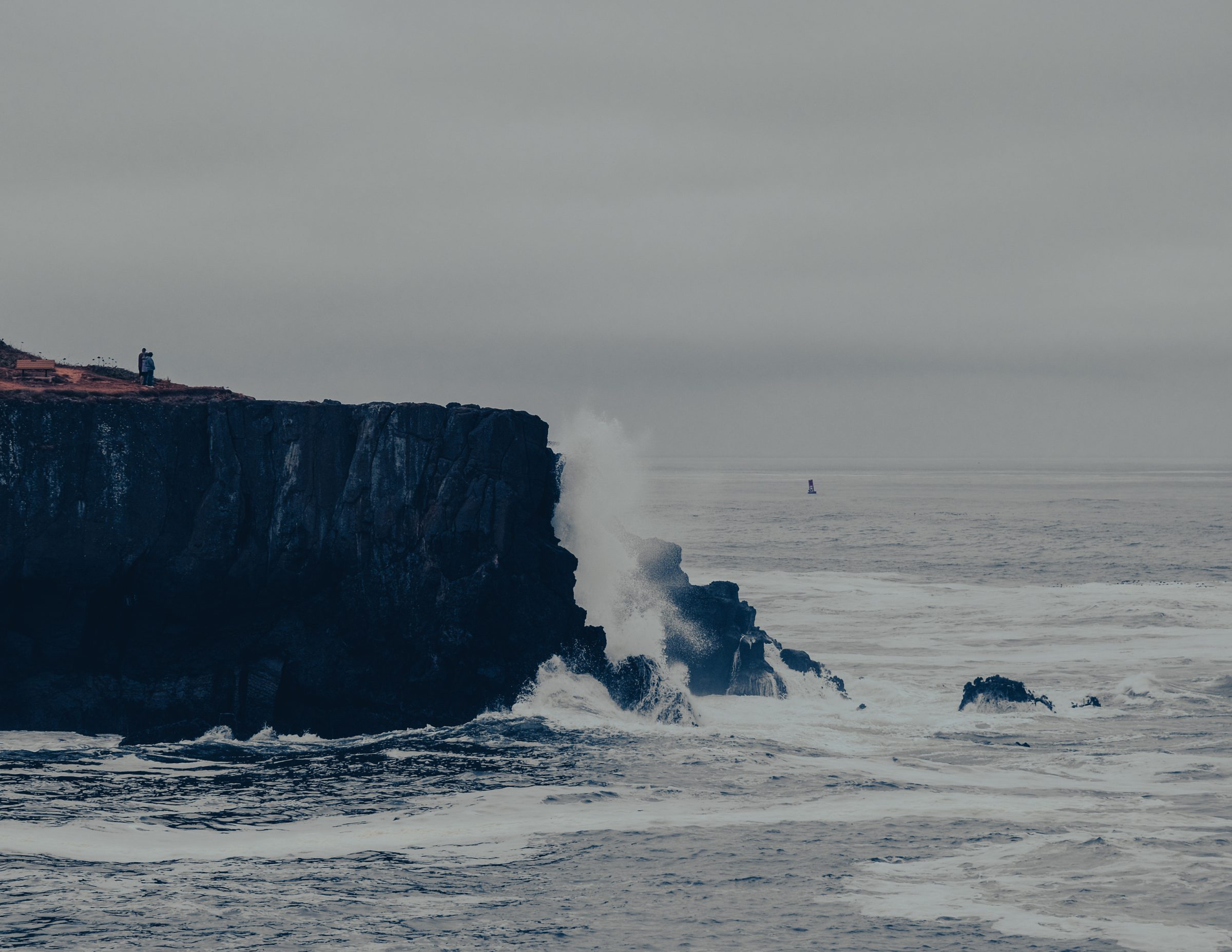 野生の海が岩を叩くような暗い雲 | 写真ハイウェイ 1 / ルート 101、オレゴン コースト