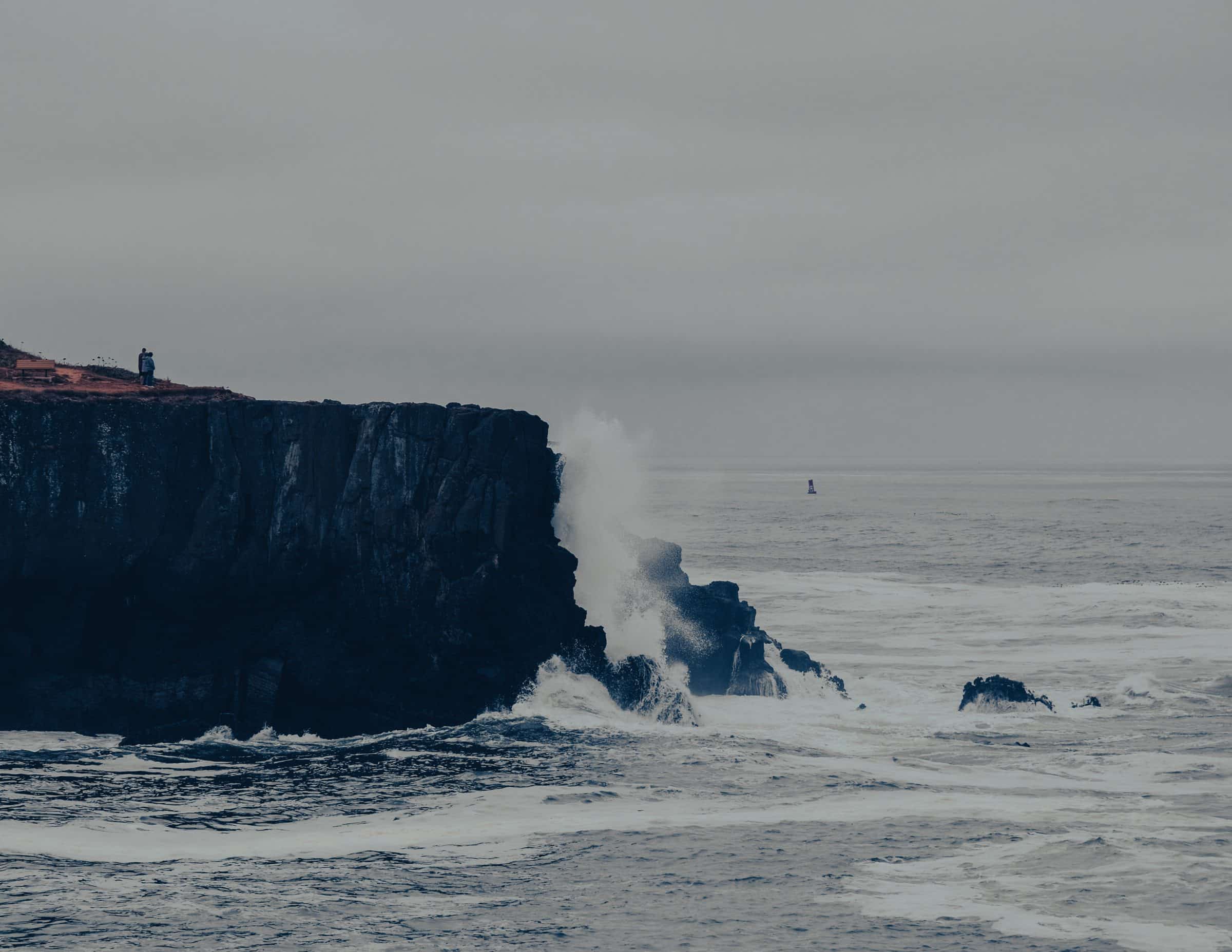 Donkere wolken terwijl de wilde zee op de rotsen slaat | Highway 1 / Route 101, Oregon Coast