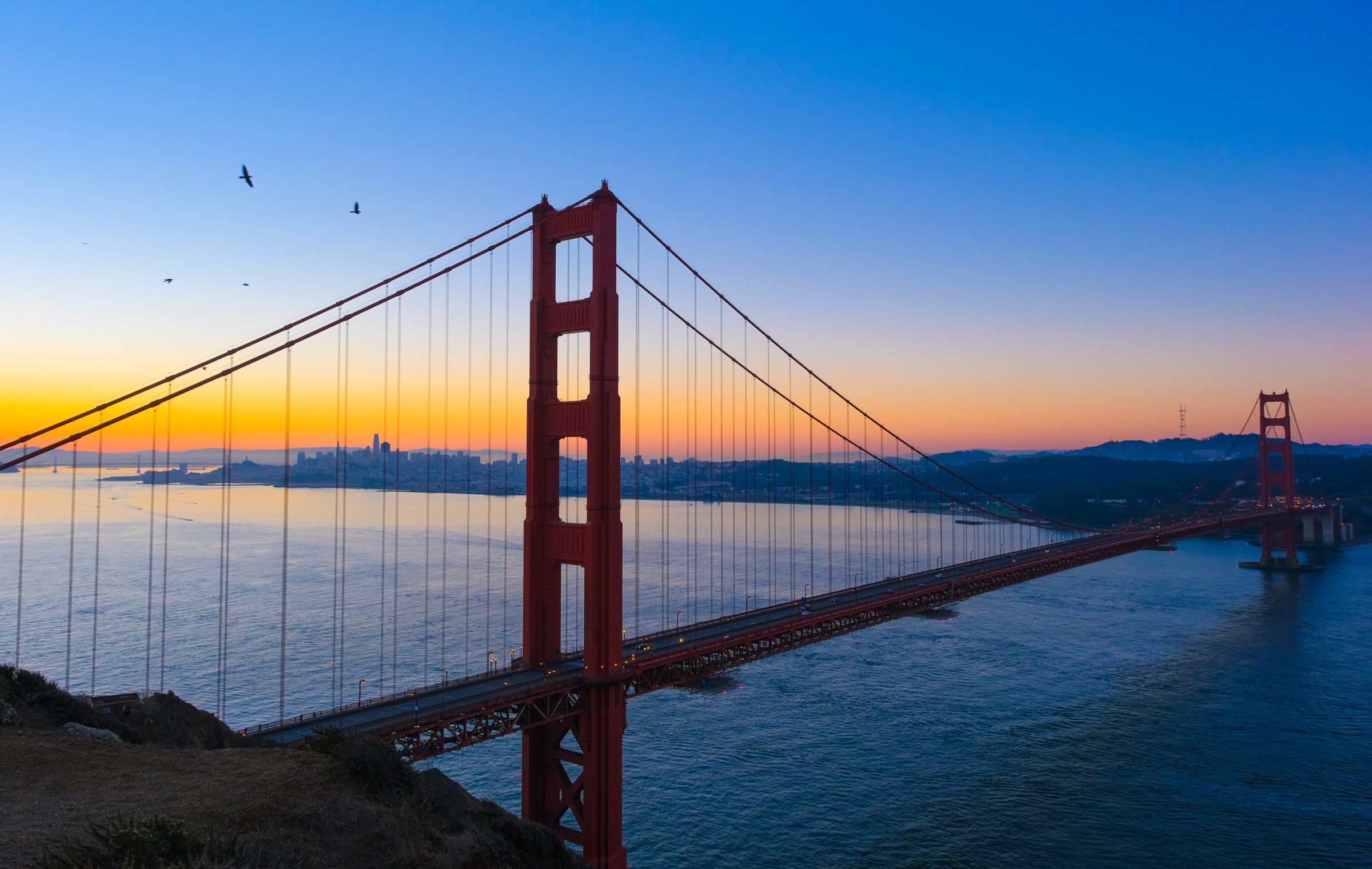 日の出のゴールデン ゲート ブリッジとサンフランシスコ | 写真 日の出のゴールデン ゲート ブリッジとサンフランシスコバッテリー スペンサー ビューポイントから撮影した写真