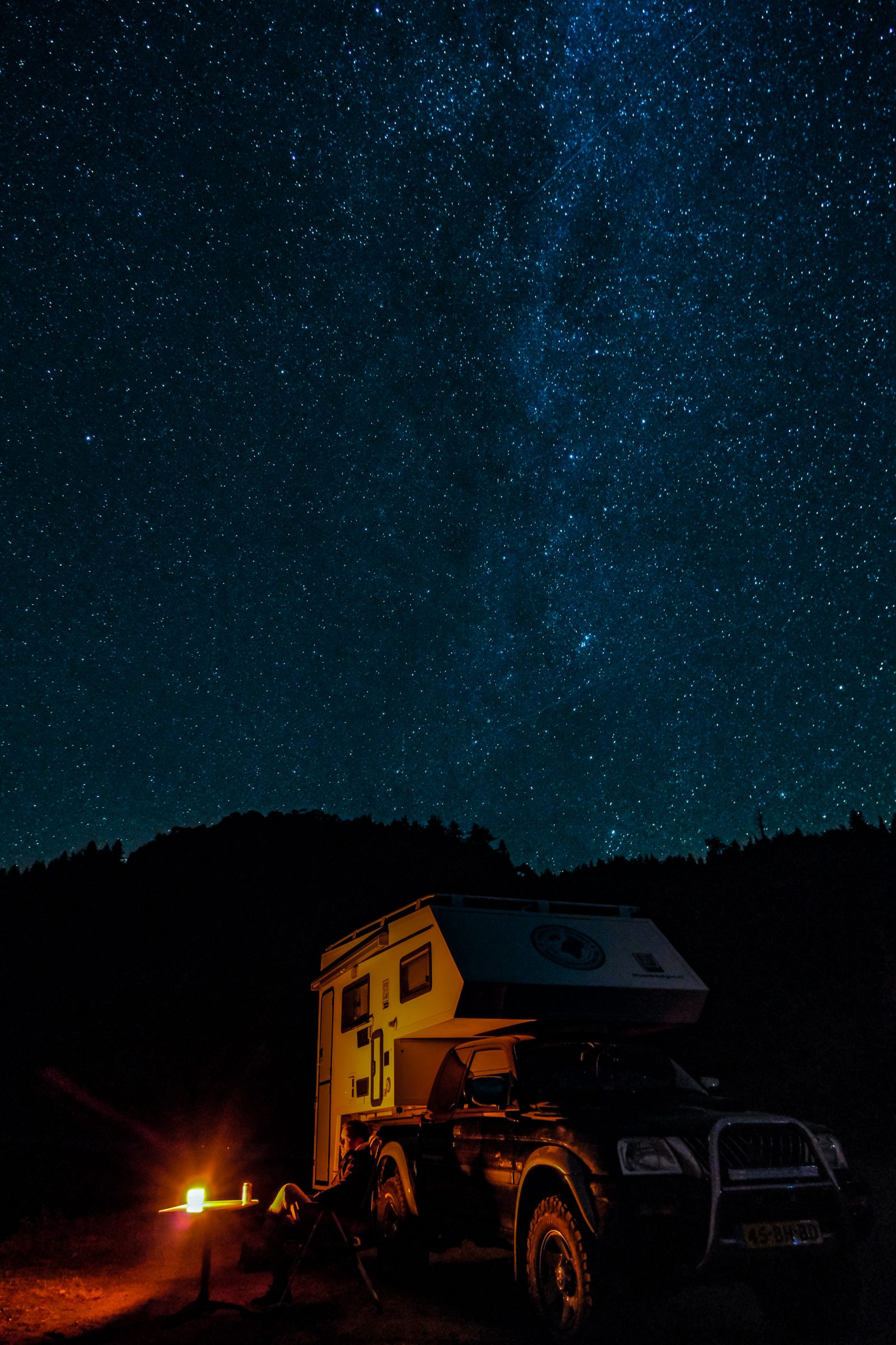 Chris, de Wereldreizigers.nl campingvogn og stjerner i bakgrunnen | Devonte Lookout, California