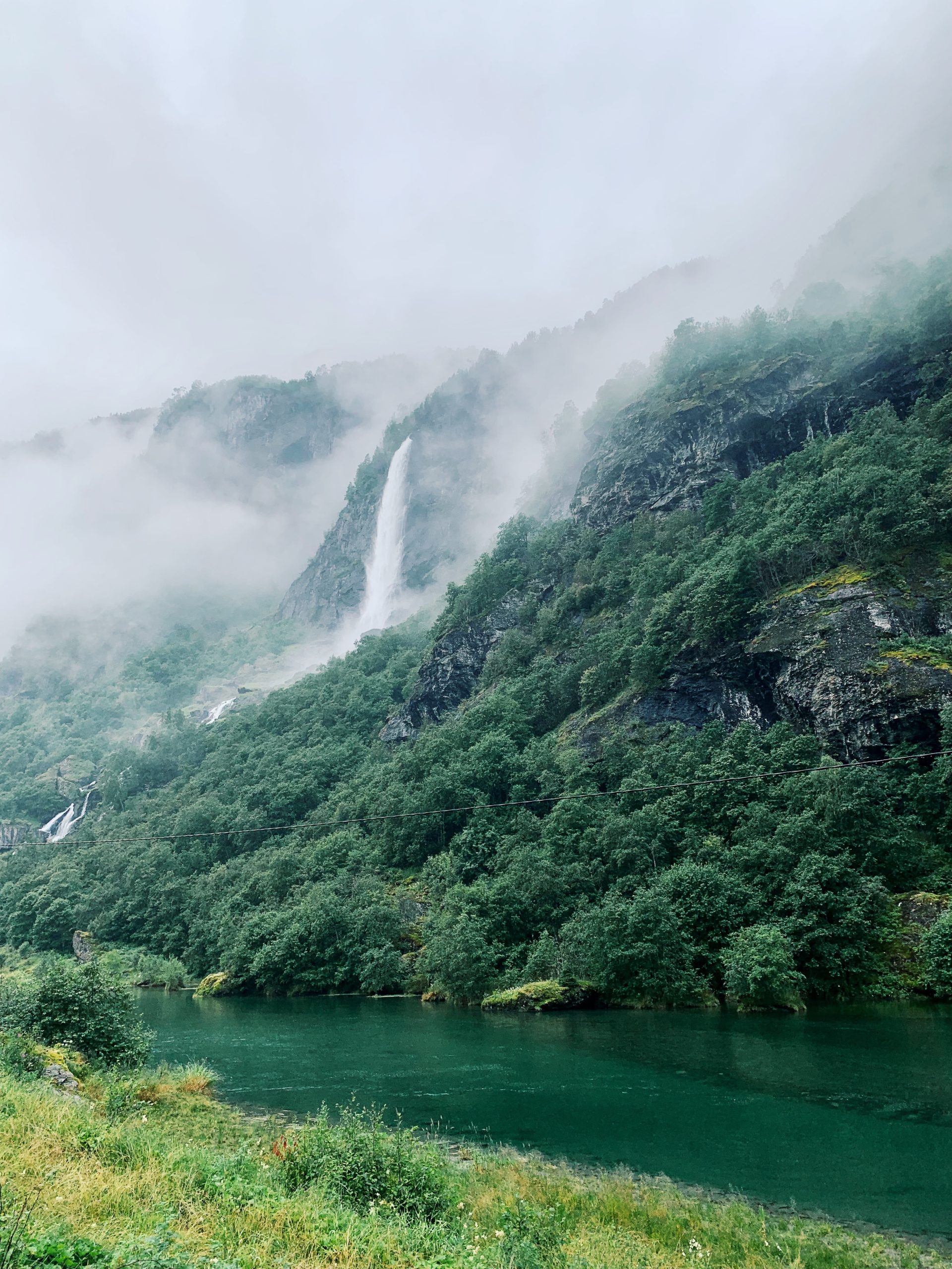 Waterval in de natuur van Noorwegen