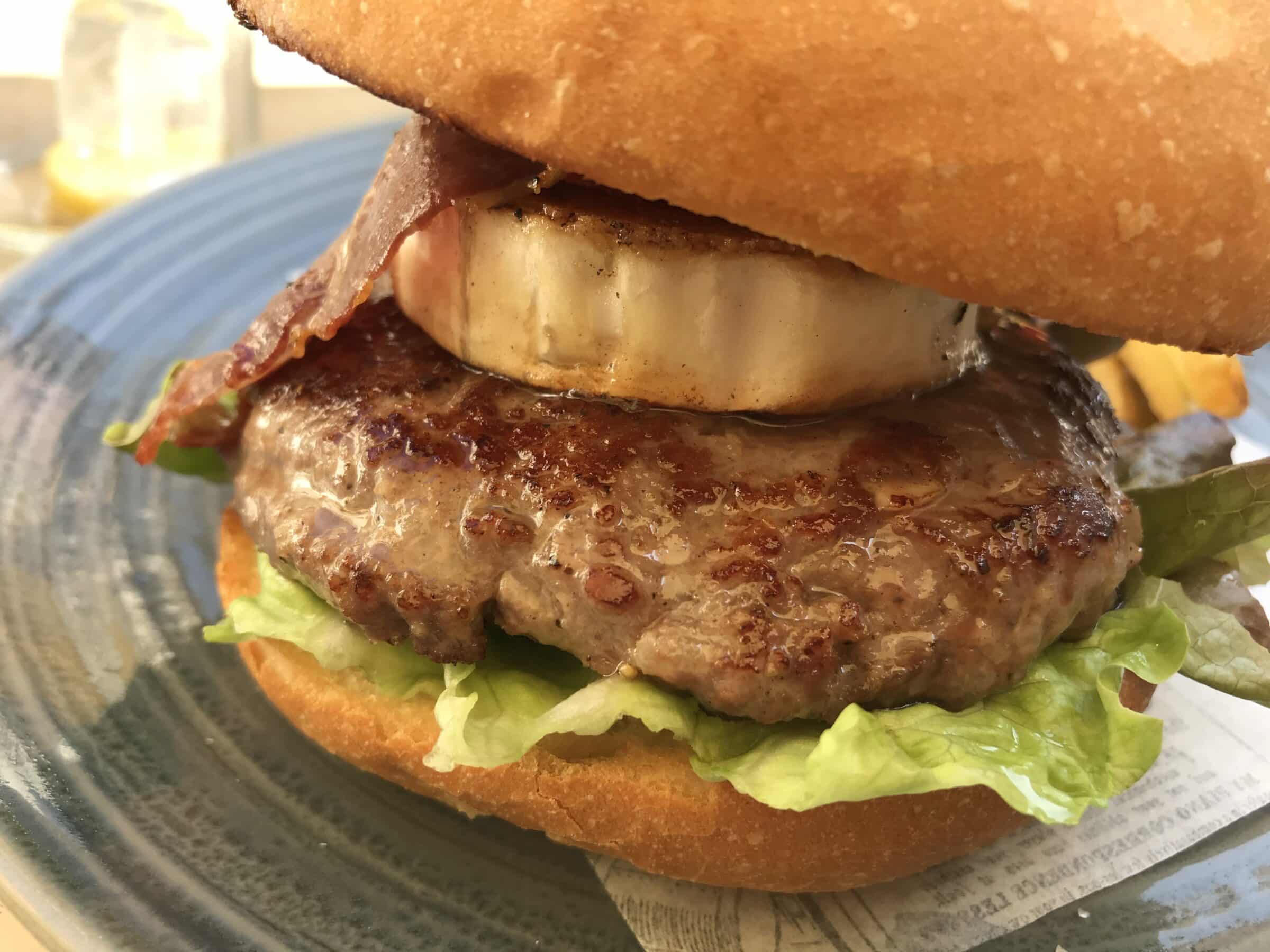 エル カフェ デ ラ プラカの山羊チーズバーガー