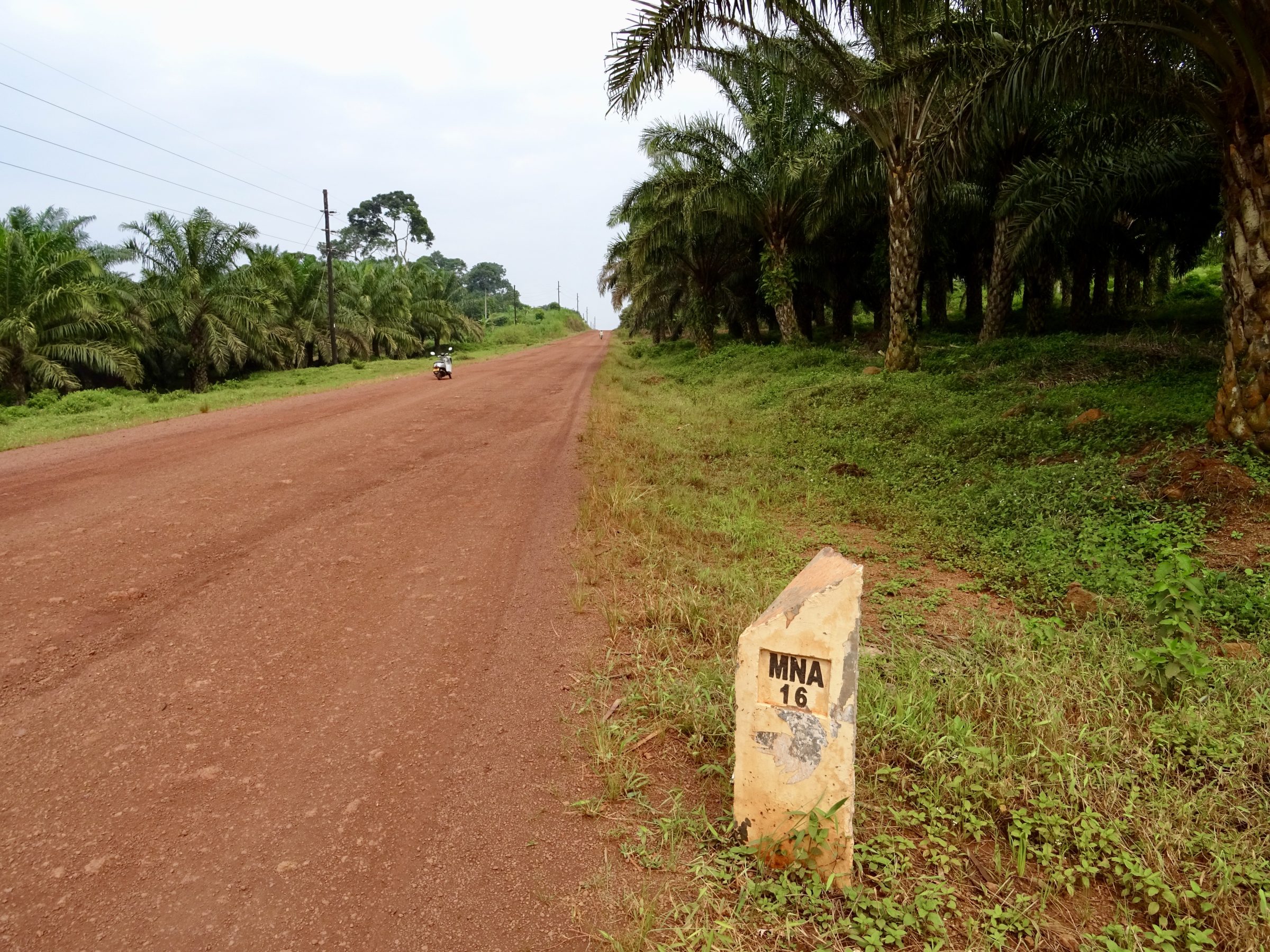 De zandweg van Kalangala naar Mulabana, Bugala Island