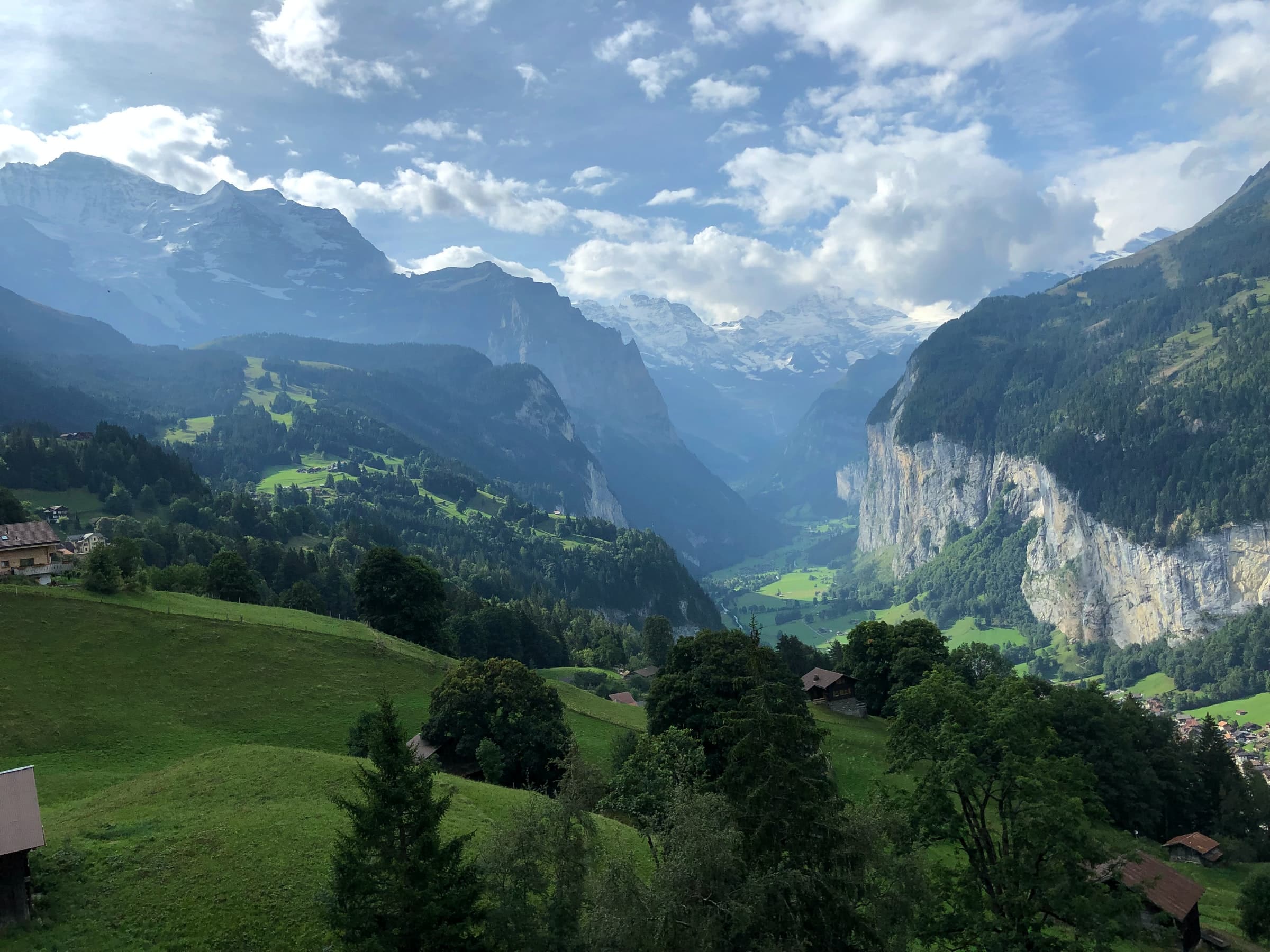 De vallei waar Lauterbrunnen in ligt vanaf een een hoger gelegen punt ongeveer 5 kilometer verderop