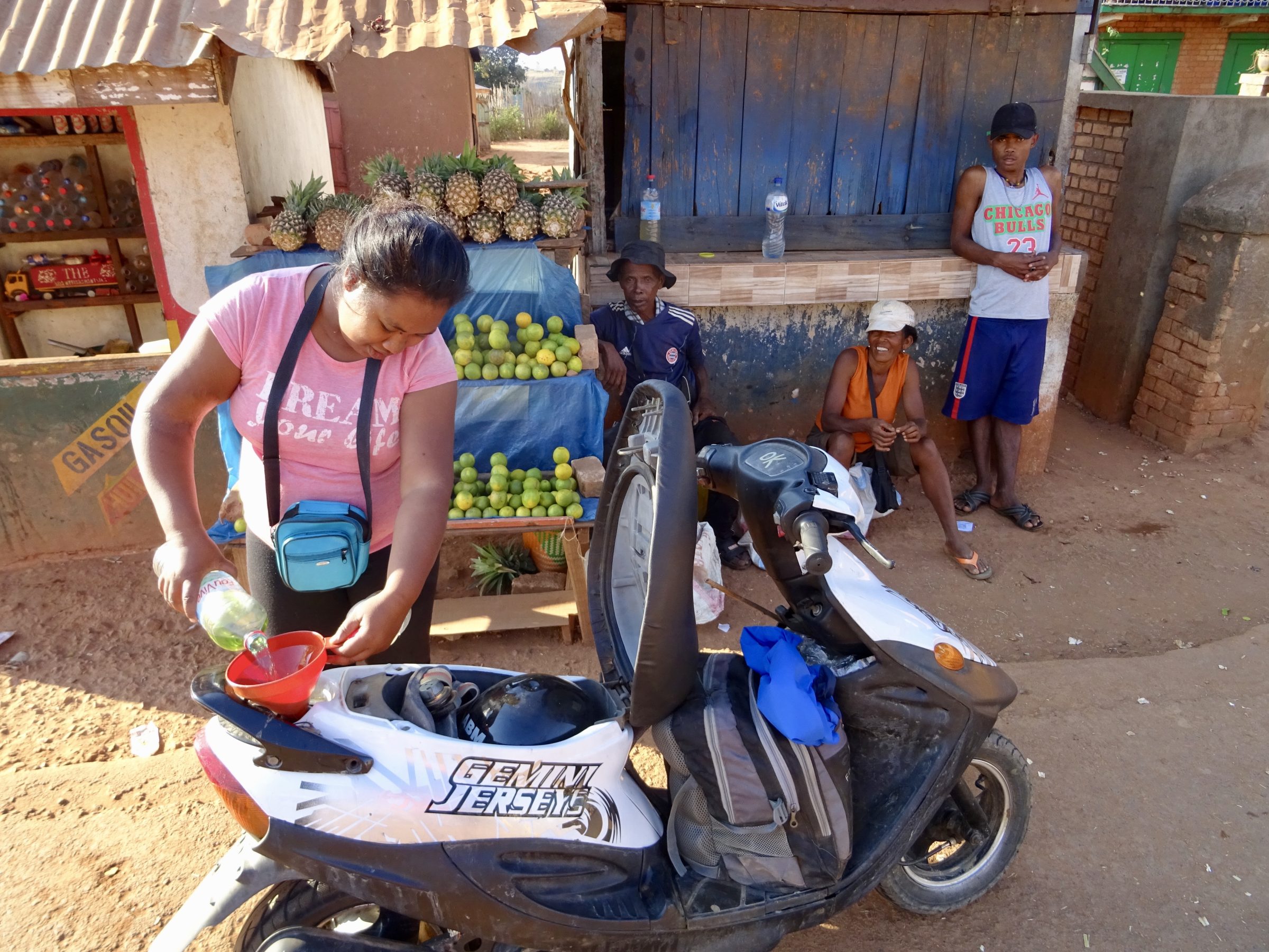 Een tankbeurt in Madagaskar met alle bagage op de scooter
