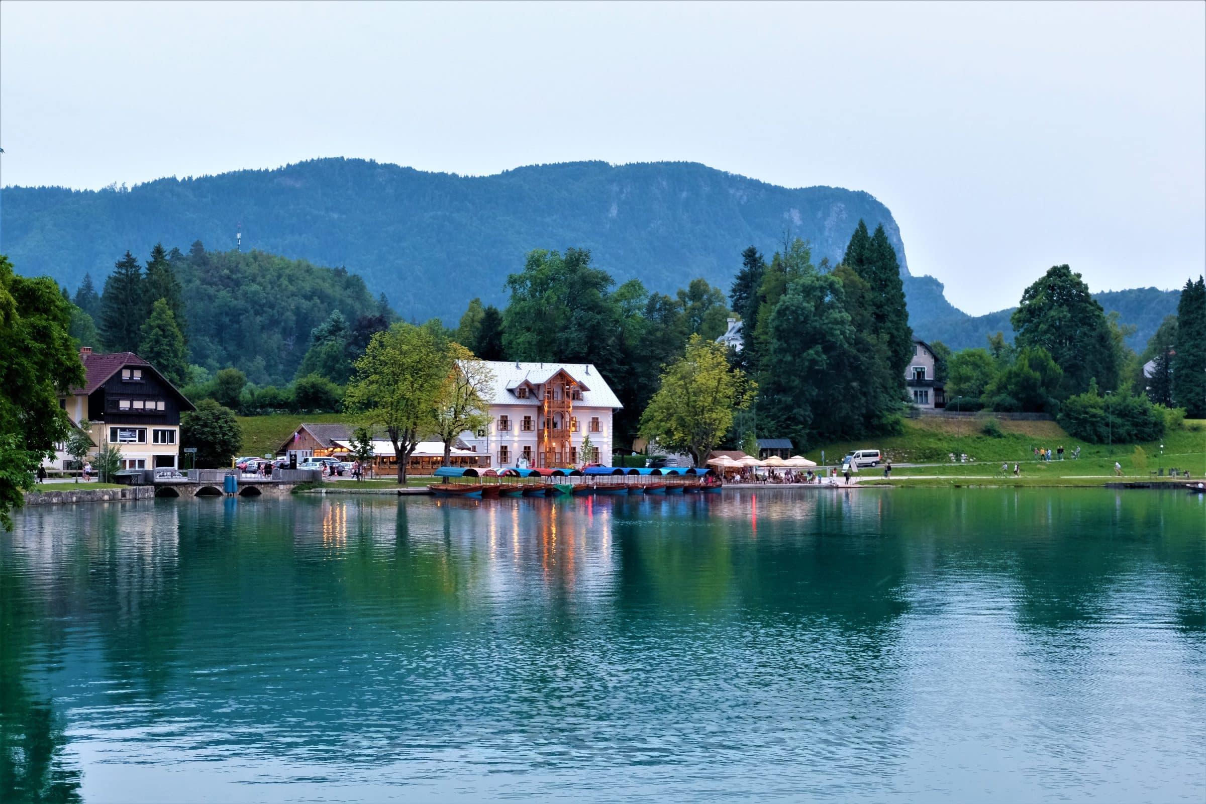 Bij de camping aan Lake Bled is altijd veel bedrijvigheid, je kunt er ook kano's en bootjes huren.