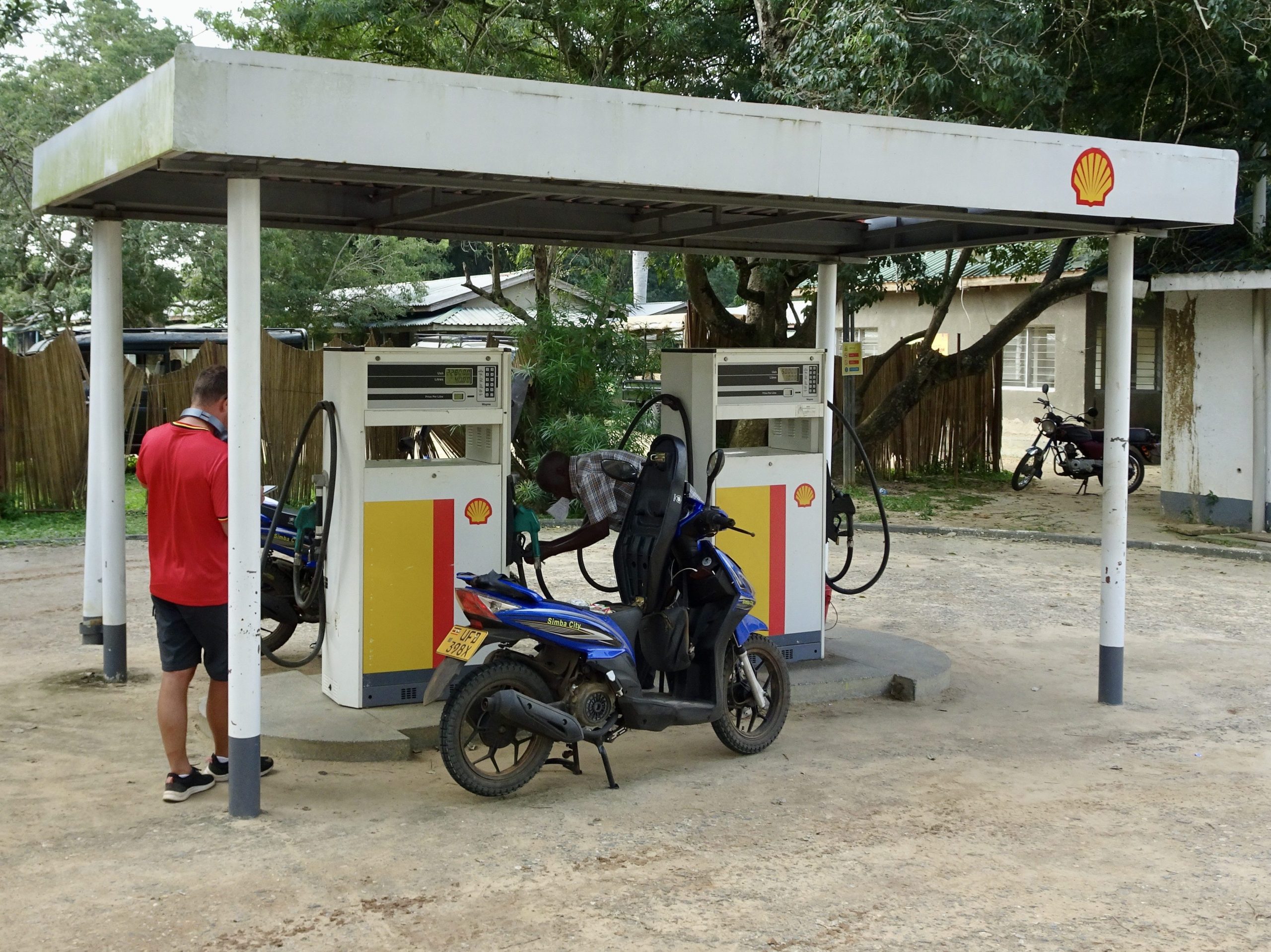 Het Shell station van Paraa Safari Lodge