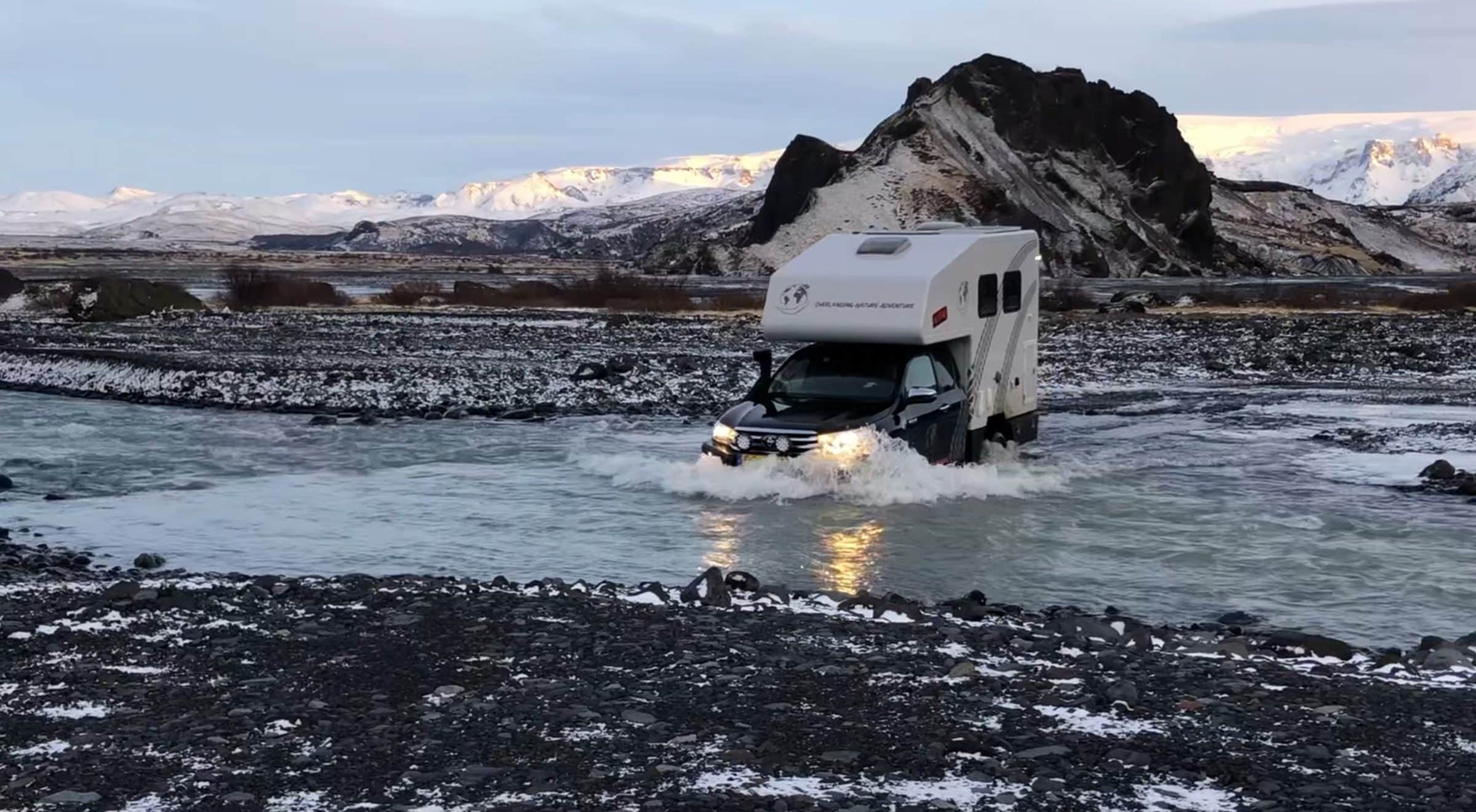 Rivier oversteken met onze 4x4 camper tijdens de roadtrip in IJsland