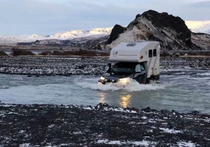 atravessando o rio com um campista 4x4 roadtrip Islândia