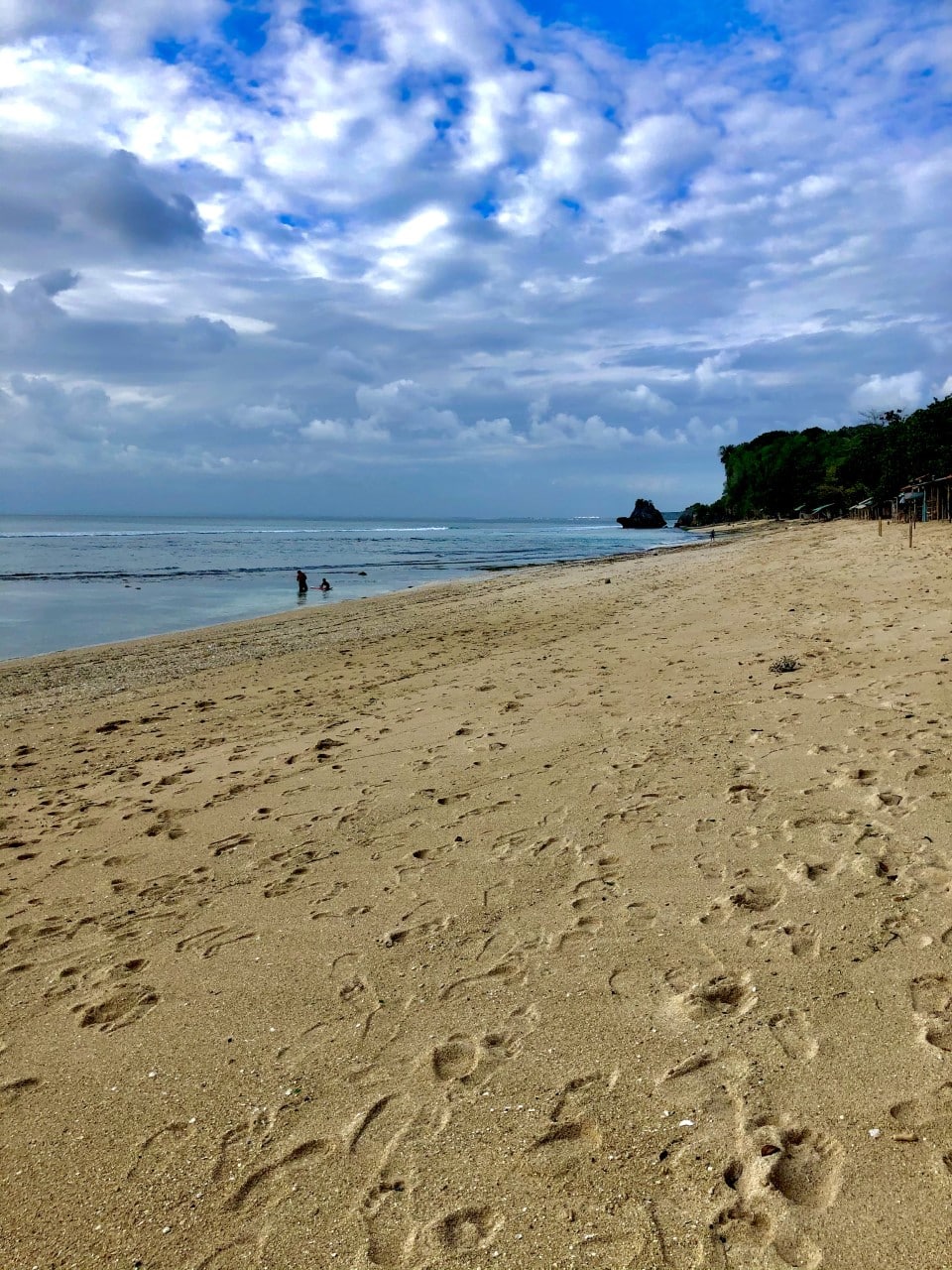 Lege stranden op Bali tijdens Corona