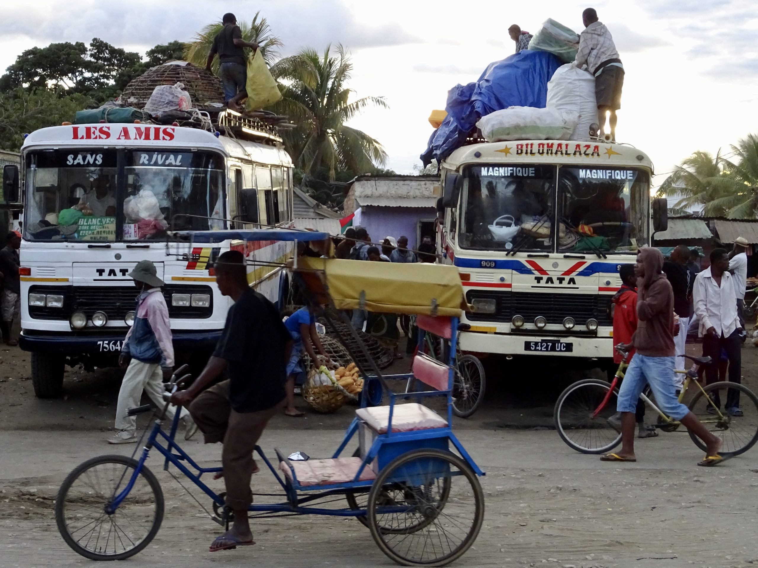 De overvolle taxi-brousse oftewel minibus op Madagaskar
