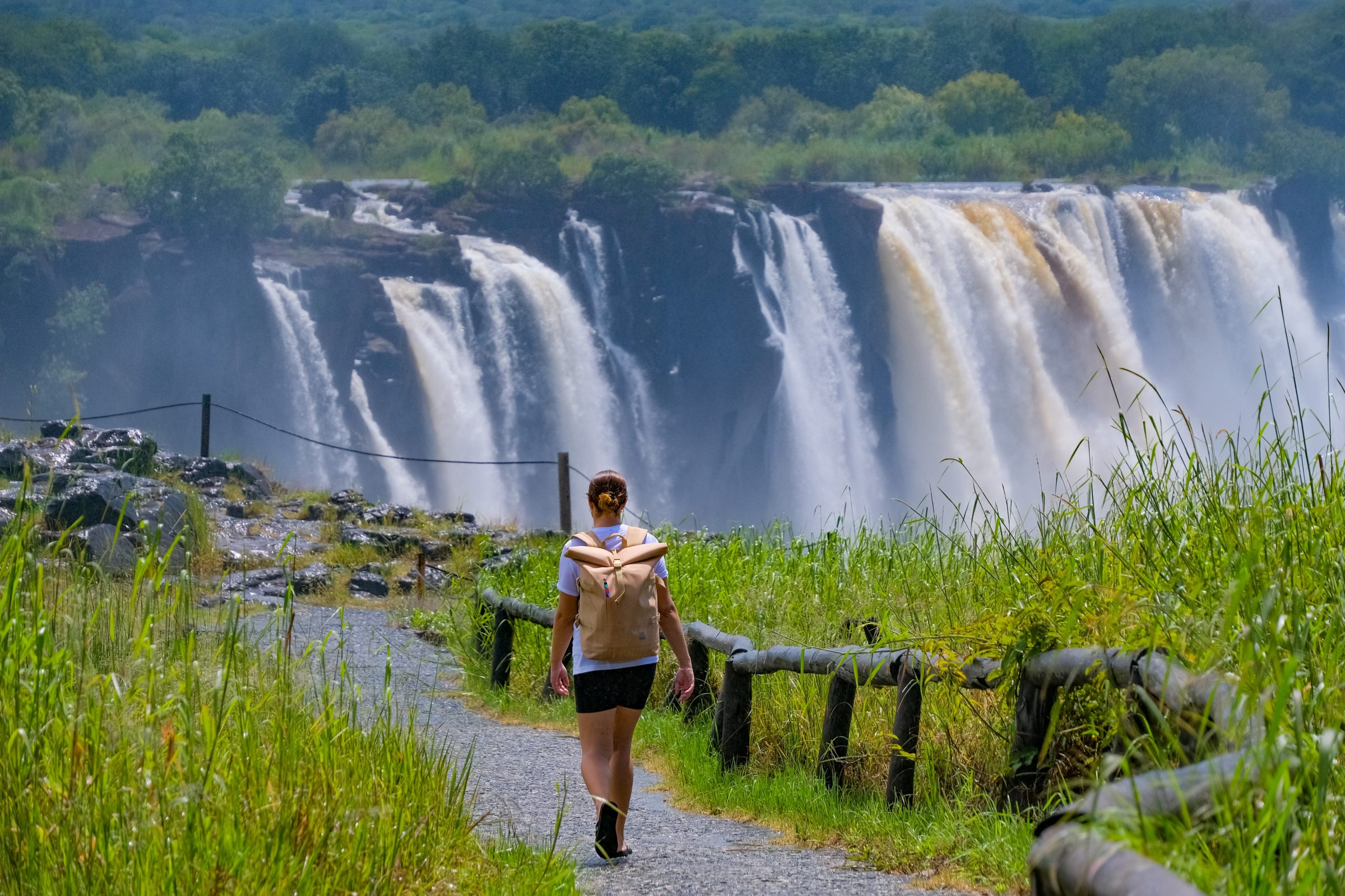 Malou loopt naar het volgende uitzichtpunt bij de Victoria Falls