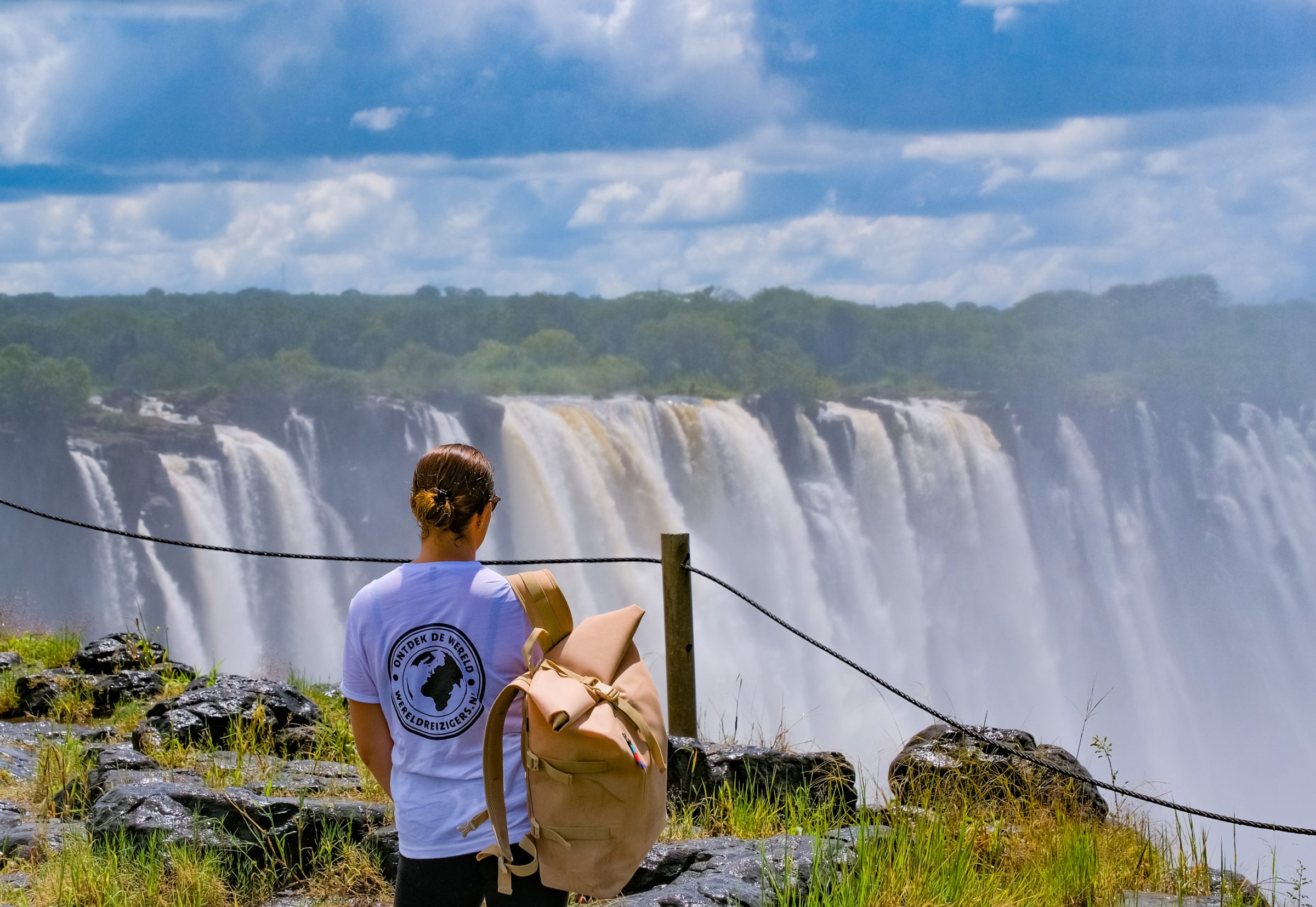 Malou at the Victoria Falls in her Wereldreizigers.nl T-shirt!
