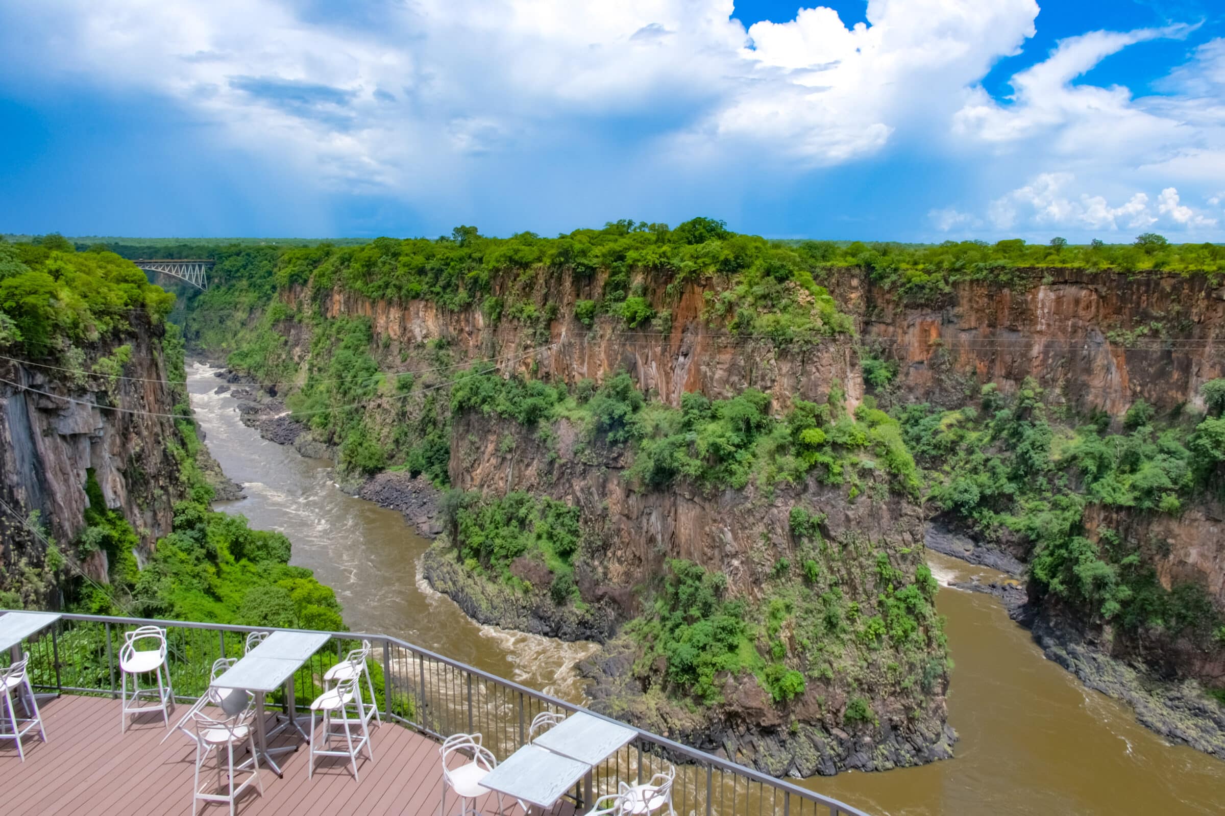 Widok z The Lookout Café z mostem Victoria Falls w tle