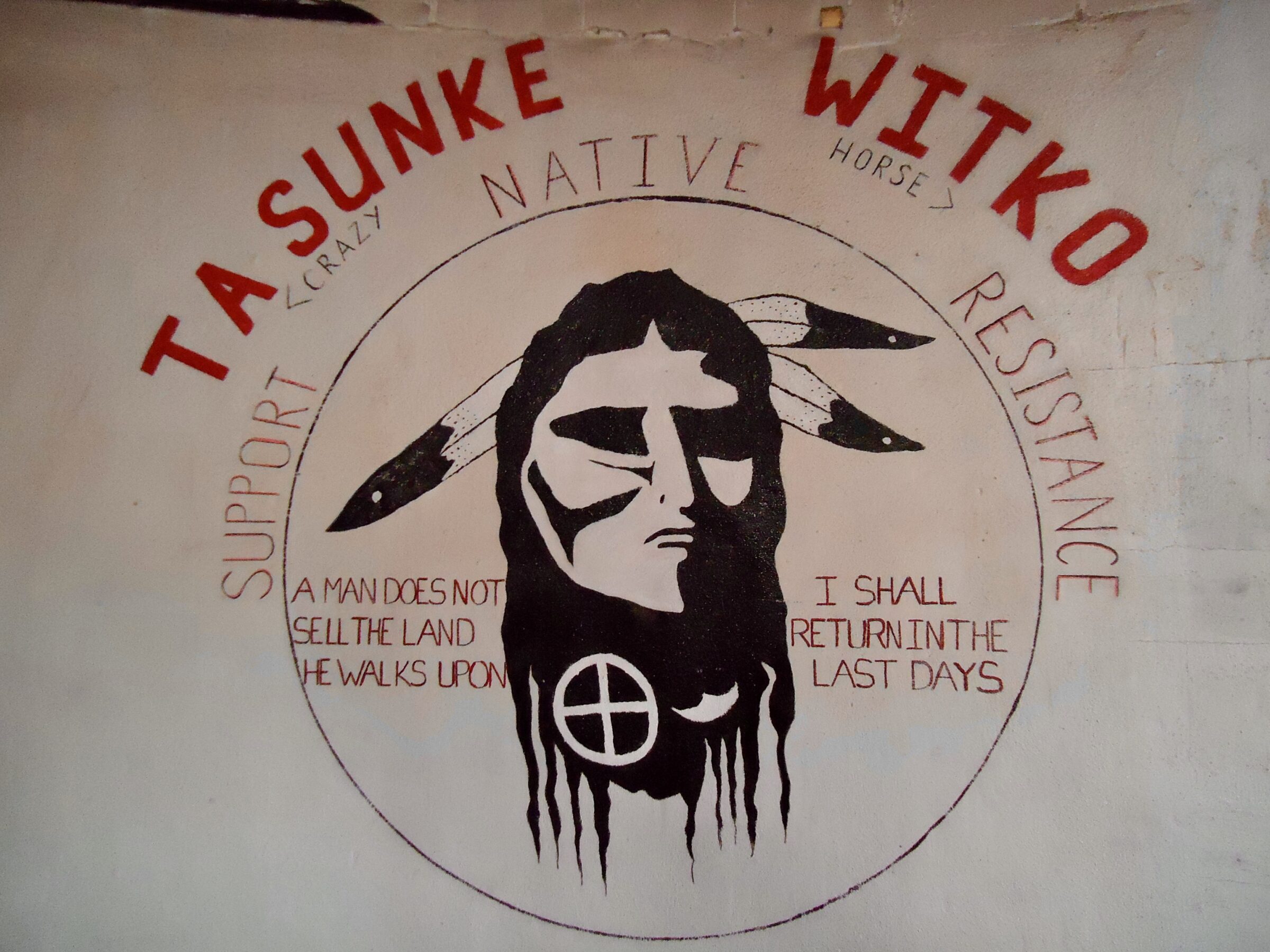 Un dibujo mural en el museo Wounded Knee dedicado a Crazy Horse