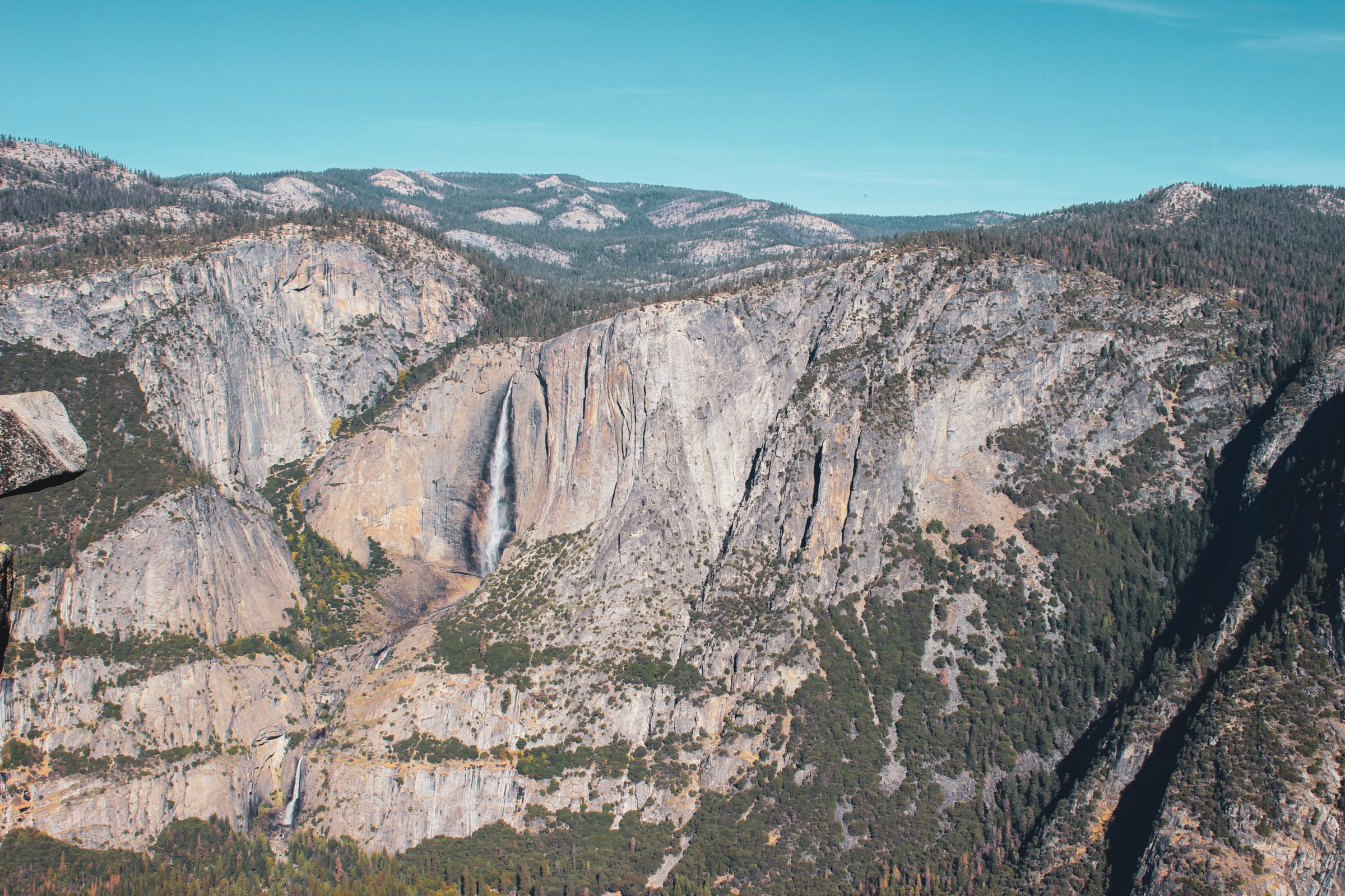 Yosemite Falls (øvre, midtre og nedre) fra Glacier Point