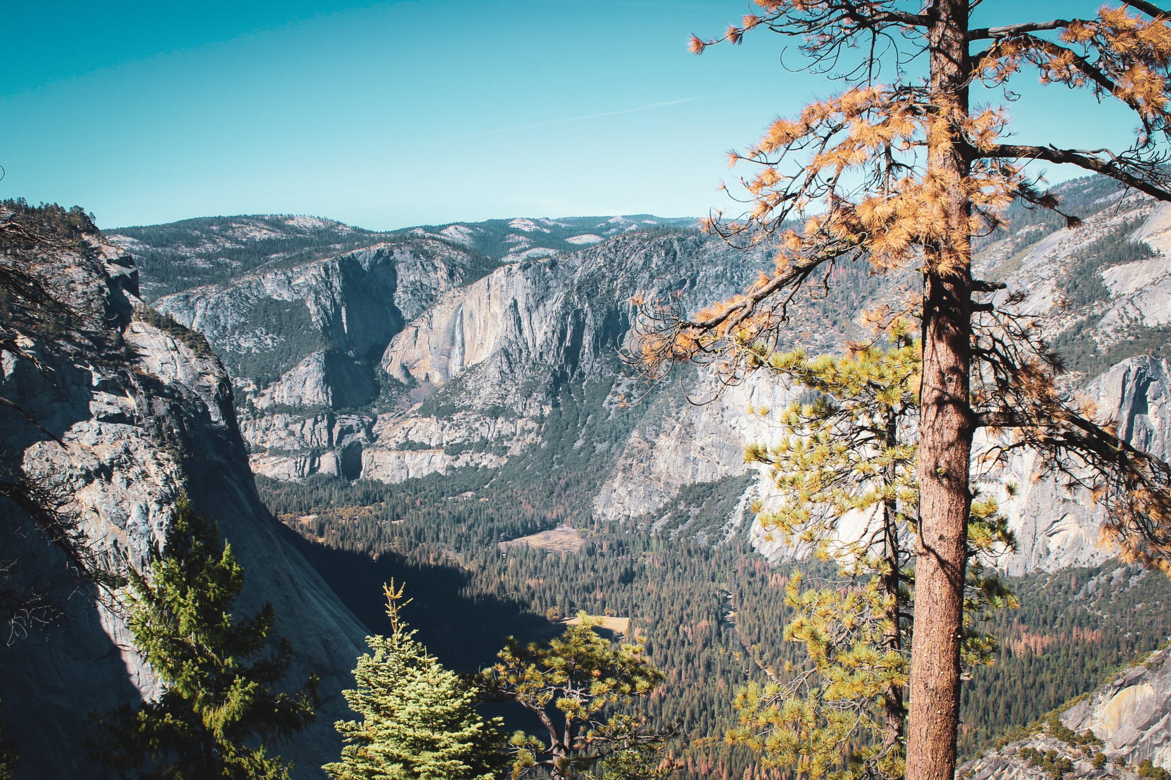 Yosemite Falls (in de verte) tijdens de Panorama Trail